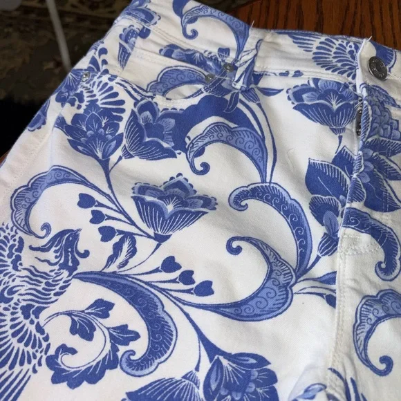 CHICOS THE SO SLIMMING GIRLFRIEND CROP WHITE WITH BLUE PAISLEY FLIRAL PATTERN - Picture 3 of 7